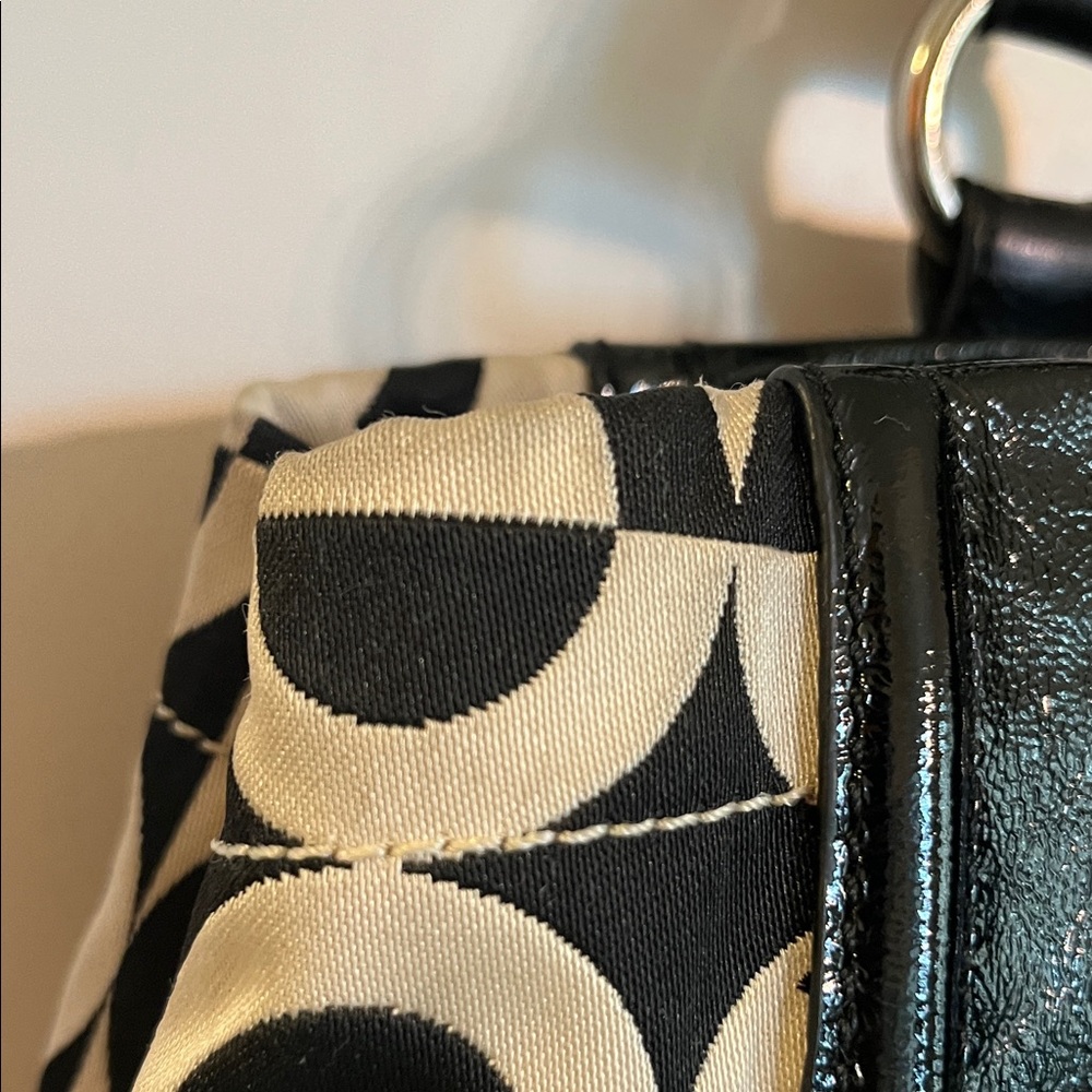 Coach Madison Black and Cream Signature Shoulder Bag - Picture 15 of 16